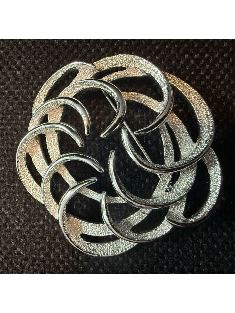 SARAH COVENTRY Vintage Tailored Swirl Abstract Flower Round Brooch Silver